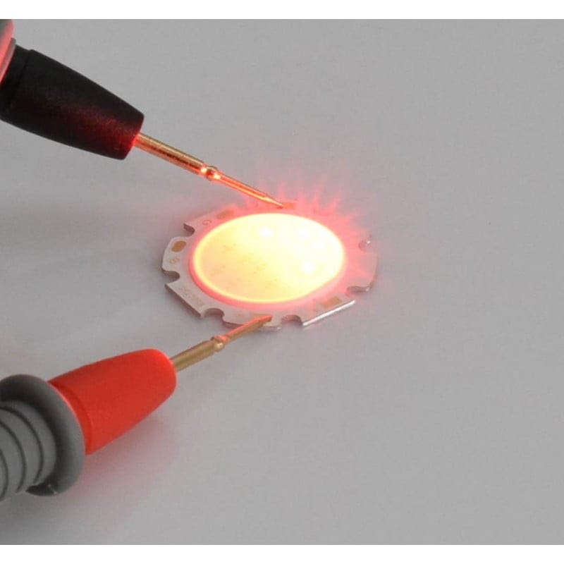Chip LED COB RGB testat in lumina rosie, substrate metalic pentru disipare termica