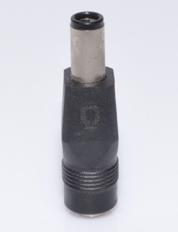Adaptor DC 5x7,4mm vedere de sus, orificiu central pin interior 5,1mm vizibil