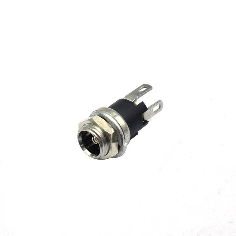 Mufa DC 2,1mm mama vedere frontala, orificiu pin central vizibil, corp metalic nichelat pentru montaj panel