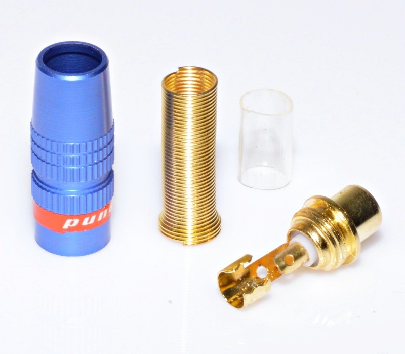 Mufa RCA mama demontata in patru componente: capac albastru, manson aurit, tub izolator, corp conector