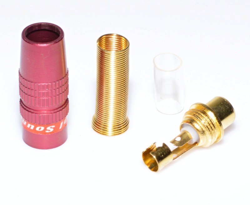 Mufa RCA mama demontata in 4 componente: carcasa rosie, manson aurit, izolator transparent si corp conector