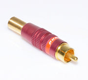 Mufa RCA tata cu contact placat cu aur si corp metalic rosu filetat, cu arc de protectie inclus