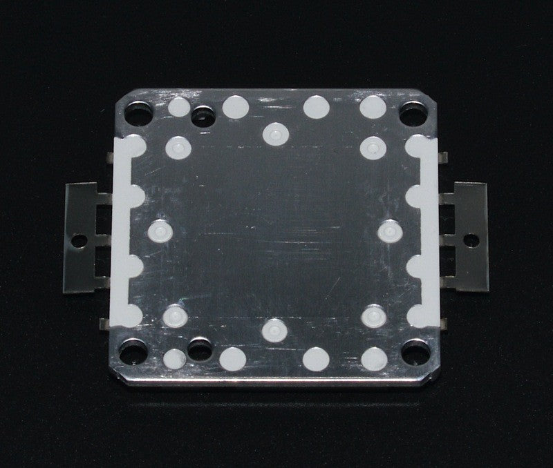 Chip LED COB 50W - vedere spate cu substrat metalic si puncte de contact pentru transfer termic