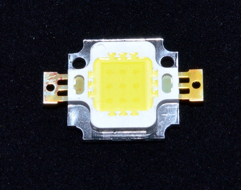Chip LED COB 10W detaliu terminalele laterale si suprafata emitator