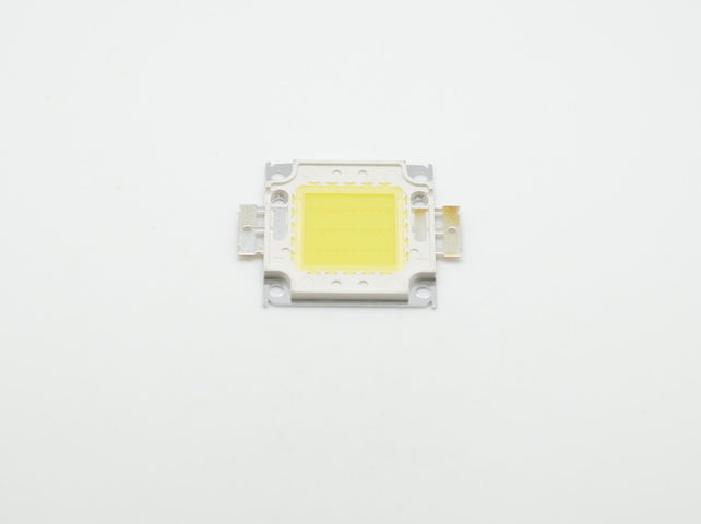 Chip LED COB 50W pe fond alb, vedere de sus cu suprafata luminoasa patrata