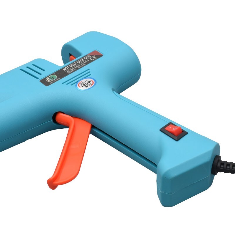 Pistol de lipit silicon 100W, detaliu intrerupator si eticheta tehnica cu putere nominala