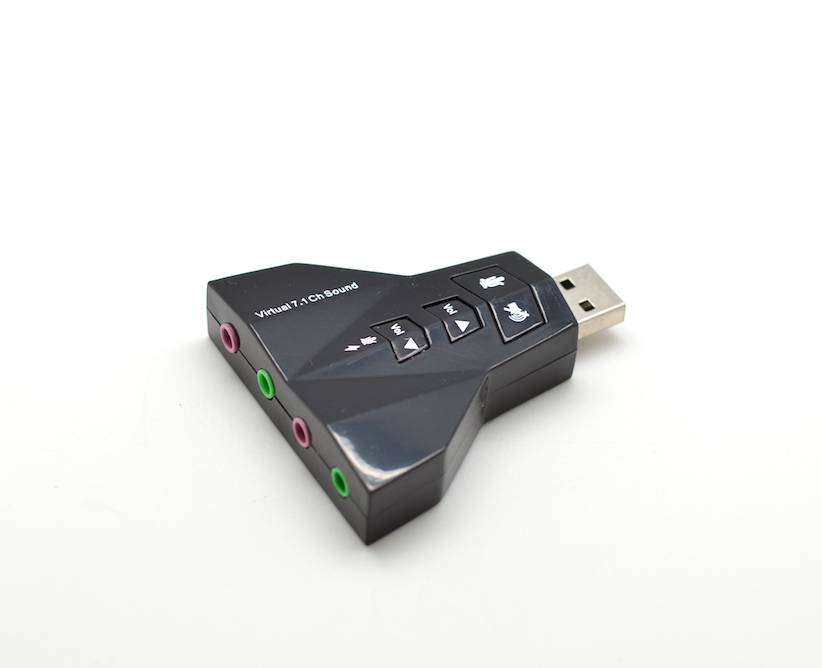 Placa de sunet externa USB 7.1 virtual, unghi lateral cu mufe audio colorate si corp lucios