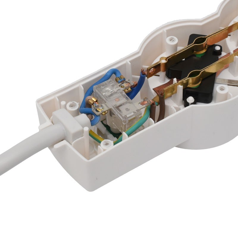 Prelungitor electric 3 prize, interior cu conexiuni si contacte metalice, cablu 3x1mm 10A