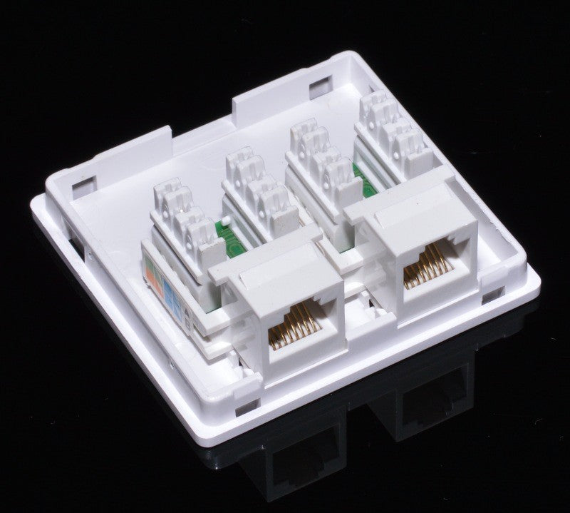 Priza dubla RJ45 deschisa, interior cu cleme punch-down si PCB vizibil, doua porturi retea