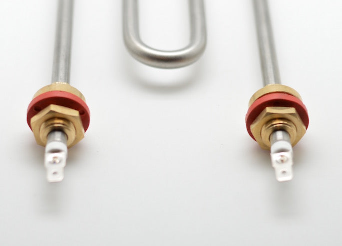 Rezistenta masina de spalat, detaliu fitinguri alama cu garnituri rosii si terminale electrice de conectare
