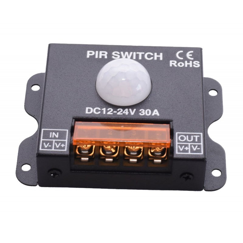 Senzor PIR miscare 12-24V 30A, vedere frontala cu bornele de conectare IN si OUT expuse