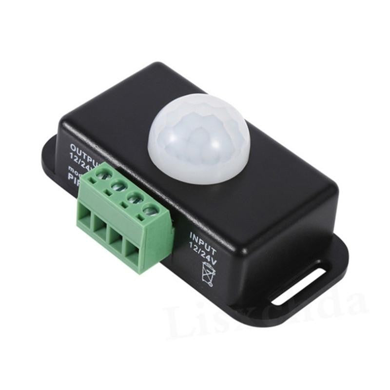 Senzor PIR de miscare vedere frontala, borne input-output 12-24V vizibile clar