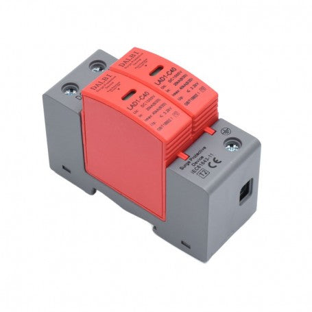 Descarcator supratensiune fotovoltaic DC 1000V, unghi usor diferit, detaliu eticheta tehnica si borne conexiune