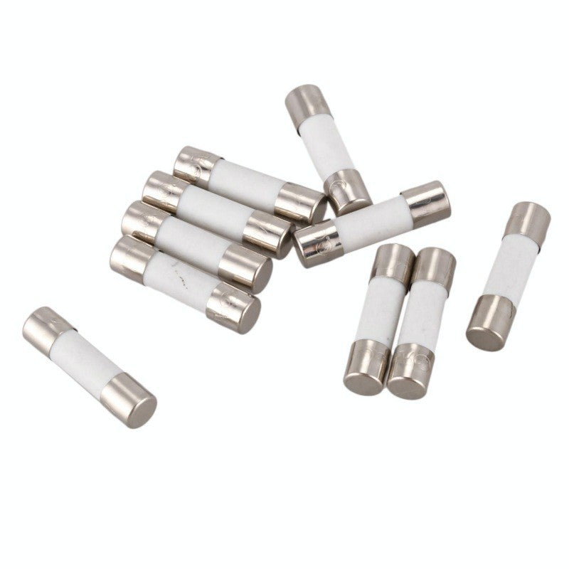 Set 10 sigurante ceramice 5x20mm, 8A, vedere de ansamblu cu multiple bucati dispersate