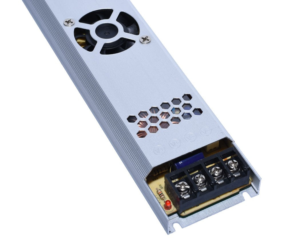 Sursa alimentare slim 24V, bloc terminal iesire DC cu 4 cai si ventilator racire, detaliu apropiat