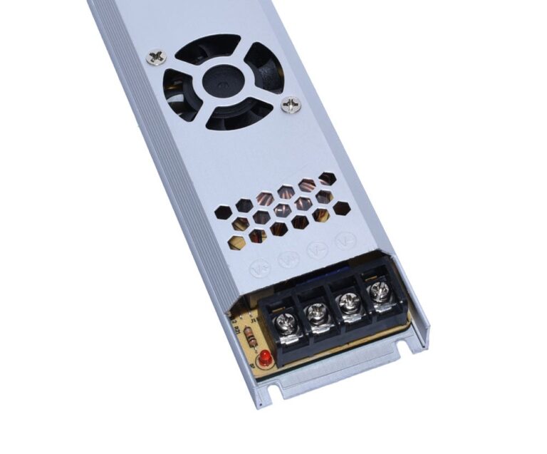 Sursa alimentare slim detaliu terminal de iesire cu 4 bornuri si ventilator, indicator LED rosu
