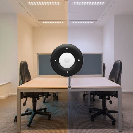 Telecomanda LED CCT demonstrand tranzitia intre alb cald si alb rece in spatiu de birou