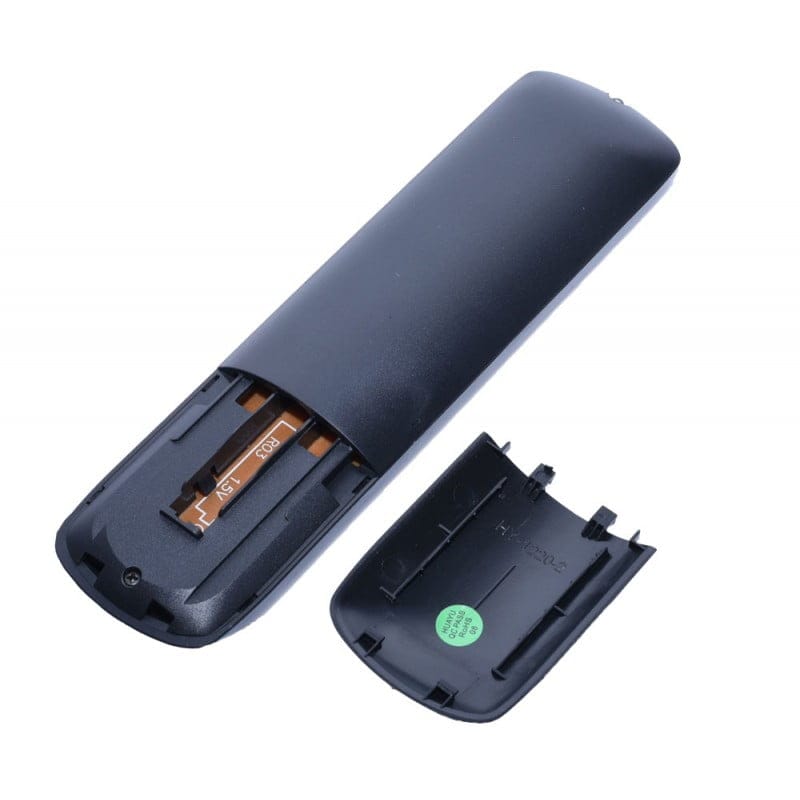 telecomanda TV cu capacul bateriei deschis, compatibila cu baterii AAA de 1.5V