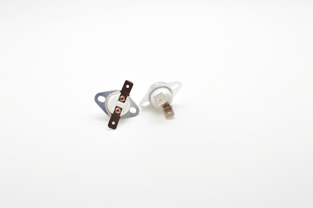 Termostat bimetal 45°C, vedere spate cu contacte din cupru si suport metalic vizibil