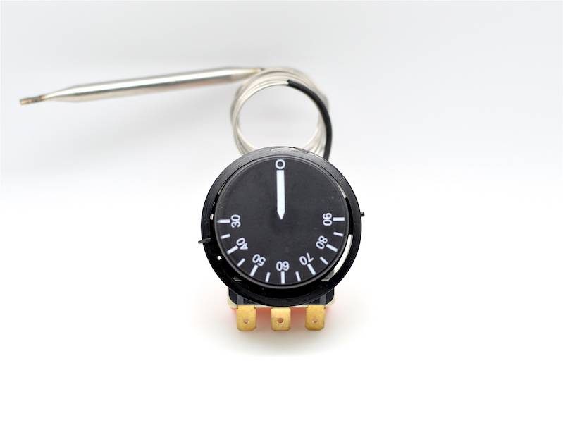 Termostat capilar cu cadran frontal negru si sonda inox, borne aurii de conectare in prim-plan