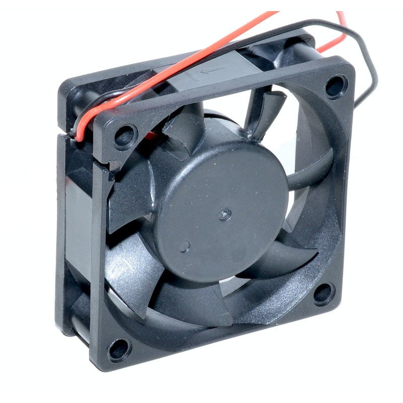 Ventilator patrat 60x60mm, 12V DC, vedere spate cu pale si gauri de fixare in colt