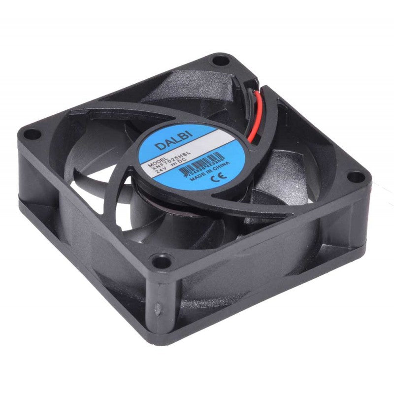 Ventilator axial 24V compact, vedere diagonala de aproape cu detaliu pale si eticheta